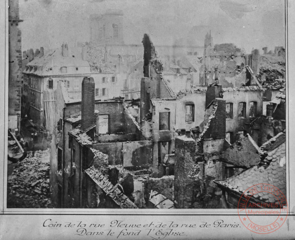 [Coin de la rue Neuve et de la rue de Paris après les bombardement de 1870. Dans le fond l'église Saint-Maximin]