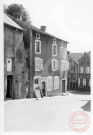 Rue du Général Simmer à Rodemack. La première maison à gauche est le numéro 91, à droite le bâtiment de la poste au numéro 85