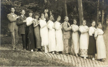 [Photographie d'un groupe de jeunes posant sur un chemin pavé en forêt en 1913 à Mondorf-les-Bains]