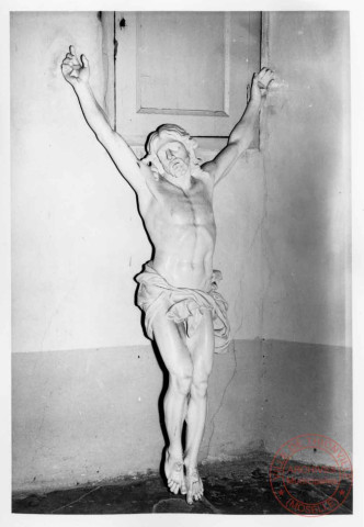 Statue du Christ cloué contre la paroi située dans la chapelle du cimetière de Cattenom