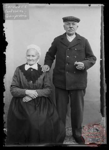 Portrait d'un couple en costume champenois à Saint-Rémy (51)
