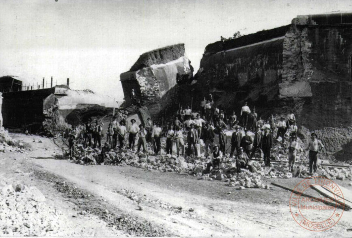 Le démantèlement des fortifications de Thionville (1902-1903) - La démolition de la porte de Metz. 1903