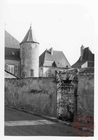 Grille actuellement placée 45 rue des Châteaux à Cattenom. Elle a été déplacée (entre 2010 et 2025), sur l'image elle était placée rue Victor Hugo