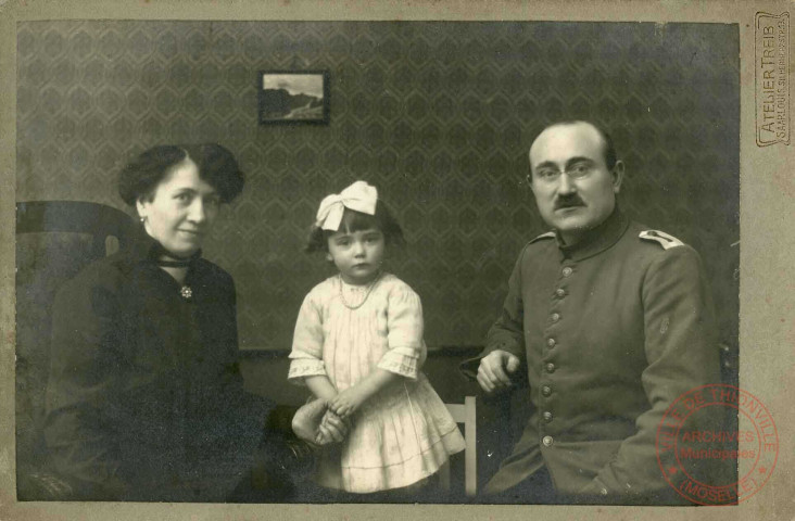 Photo de famille, un couple et leur enfant