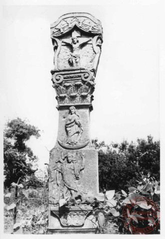 Calvaire de 1837 dédié à la Vierge et à Saint Jean-Baptiste, situé au hameau de Evange (commune de Breistroff-la-Grande), dans le jardin de la maison, 4 rue Principale