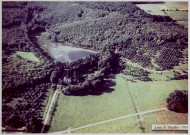[Vue aérienne du domaine du château de la Grange, la forêt, l'étang, la maison forestière]