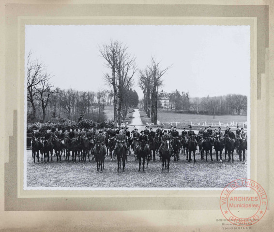 [Groupe de cavaliers supposée société hippique rurale de Manom, posant au Château de la Grange dans les années 1930]