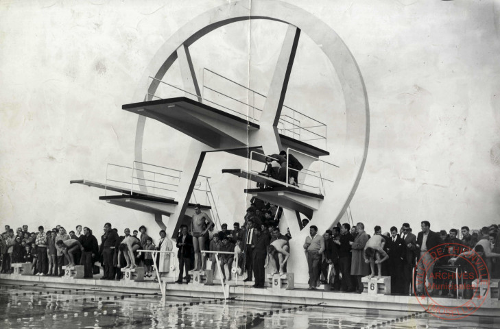 [Epreuve de natation, bassin extérieur de la piscine municipale de Thionville]