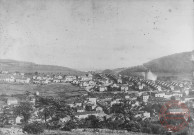 Vue panoramique de Moyeuvre-Grande et de l'usine sidérurgique, au milieu l'église Saint-Gorgon et à droite l'église protestante et la place de la République