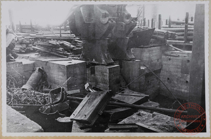 Réversible de 750. Refroidisseur. Cisaille de 200 à chaud. Fondation. On remarquera en particulier l'état des parcs.