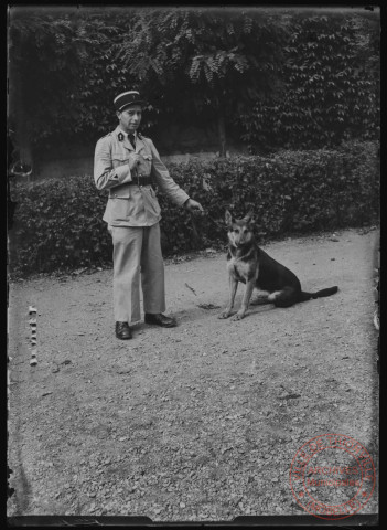 Foire exposition de 1948 - Portrait d'un gendarme tenant en laisse un chien