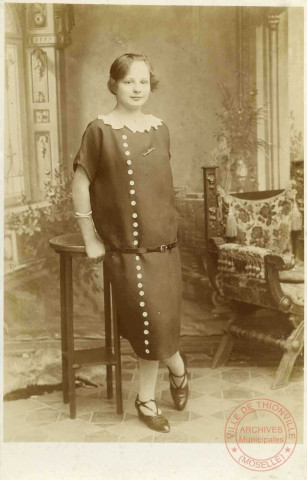 Portrait d'une femme en studio