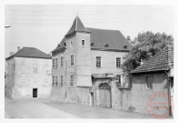 Maison des Baillis (XVIe), place des Baillis à Rodemack. Construit vers 1560 par les Margraves de Bade, la "Maison des Baillis" ou "Petit Château" servait de résidence aux représentants des Seigneurs, que l'on appellait les Baillis