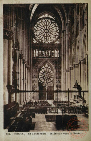 CATHEDRALE de REIMS /Intérieur vers le Portail