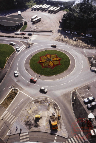 [Travaux au niveau du rond point place du Luxembourg pris en hauteur depuis l'immeuble "le Concorde". En haut la gare routière.]