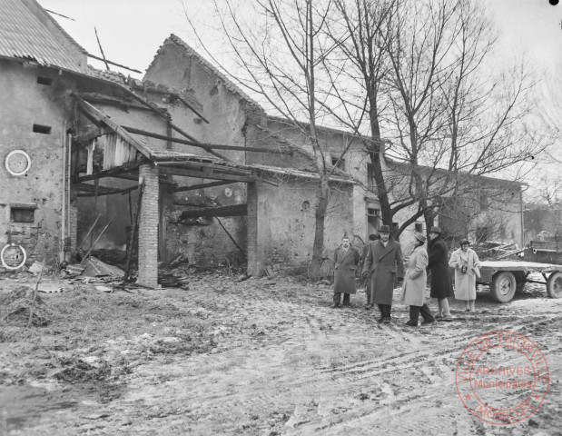 [Vue de maisons en travaux et en ruines]