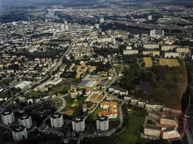 Vue aérienne de Thionville - Quartier Saint-Pierre - En premier plan les tours Boucle de Prés de Saint-Pierre, l'école Jacques Prévert, l'église Saint-Pierre. Au second plan les serres Klopp et à droite les étangs de Saint-Pierre. La vue s'étend jusque Yutz au fond.
