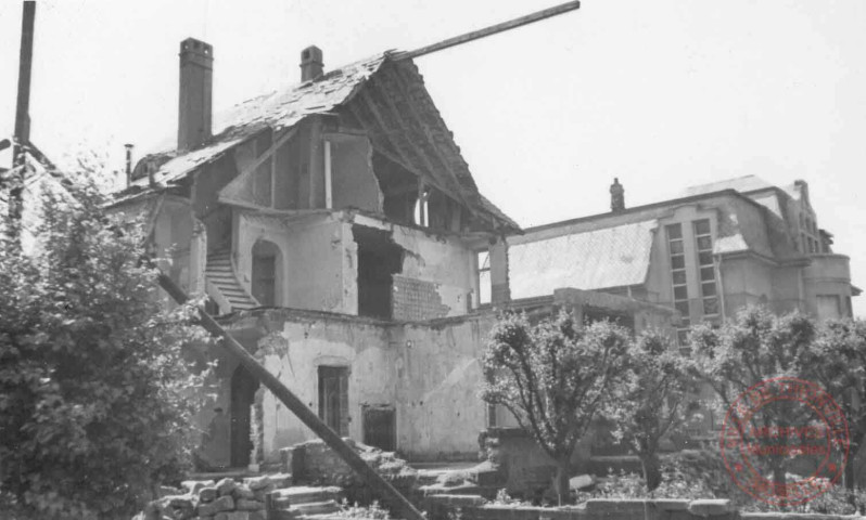 Guerre 1939-1945. Groupe de maisons aux environs de la rue du Château d'Eau après les bombardements