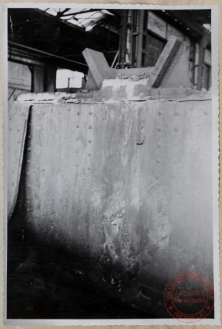 Intérieur du chariot de poche à fonte n°3. Exemple de corrosion due à la coulée de la fonte sur les parois en tôle.