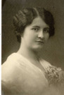 [Portrait de Yvonne Hourte vers 1912, à l'âge de 18 ans]