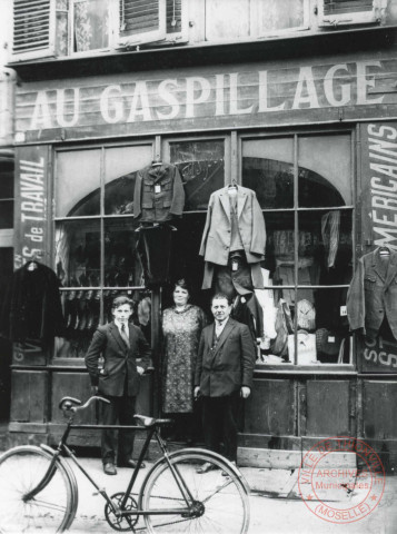 Magasin "Au Gaspillage", M. Fiszel, 24, rue Brûlée.