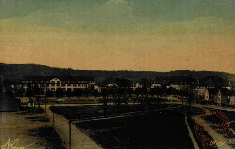 Thionville ( Moselle) - Place de La Liberté et les Casernes