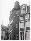 15 place du Marché,façade XVIIIe avec tourelle remaniée et 2 fenêtres XVe avec sculptures - Thionville