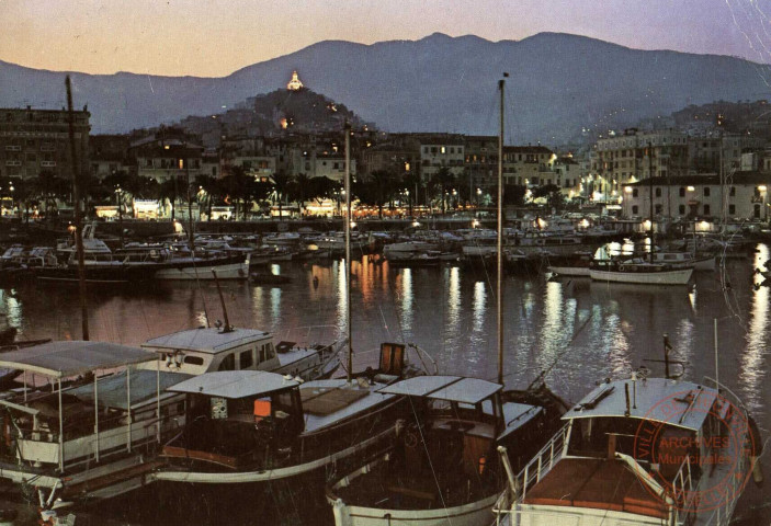 Sanremo. Le Port la nuit avec vue et sanctuaire ' Vierge de la côte' illuminée.