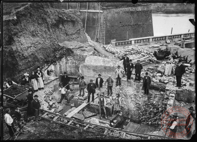 [Démolition des remparts côté porte du Luxembourg et découverte de la chapelle des Augustins. On peut y voir 2 pierres tombales]