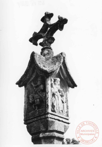 Bildstock de 1540 (restauré en 1995) situé à la sortie du hameau de Evange (commune de Breistroff-la-Grande), 9 rue Principale. Croix fleur de lys