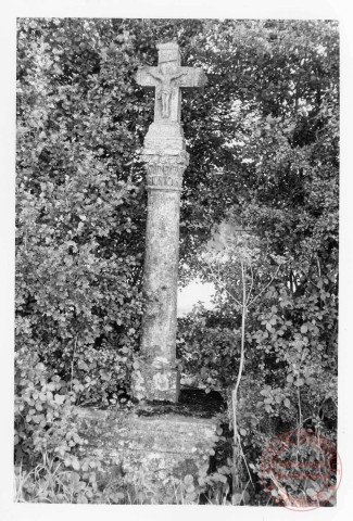 Bildstock situé au lieu-dit "Stuck à Puttelange-lès-Thionville. Croix érigée en 1864 (date portée sur le fût) par le sculpteur Hansen, de Rodemack (Moselle) , pour André Schultz et sa femme Christine Gind
