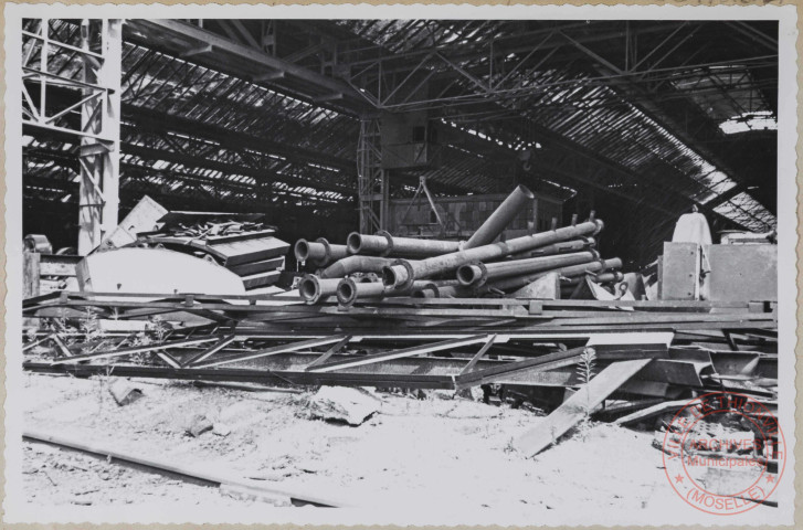 Parachèvement. Halle 11. Ce qu'on trouve à l'emplacement où la scie sans dents était montée.