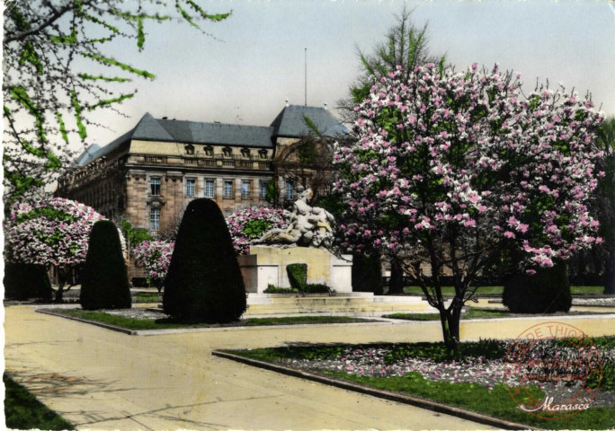 Strasbourg au Printemps - Place de la République - Monument aux Morts - Préfecture