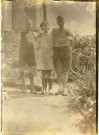 3 enfants posent dans un jardin