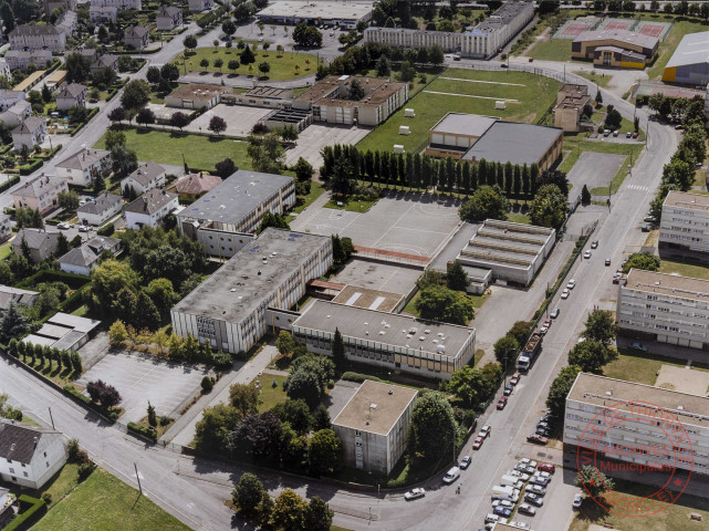 Vue aérienne de Thionville - Au premier plan le collège "La Milliaire" suivi de l'école primaire "Les Coquelicots"