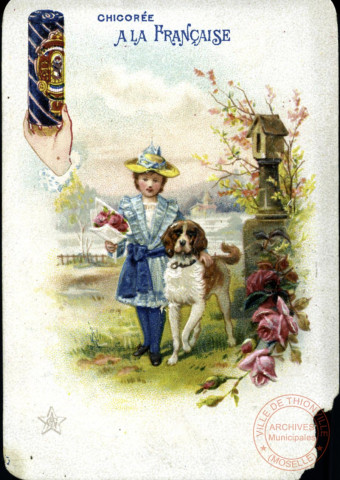 Enfant: fillette tenant un bouquet de fleurs en compagnie d'un chien.