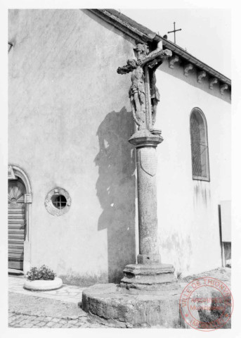 Calvaire (croix double) situé devant la chapelle Saint-Hippolyte, 1 rue Saint-Hippolyte à Haute-Rentgen (commune de Basse-Rentgen). Croix érigée vers 148X (la lecture du 4e chiffre étant illisible, date portée sur le fût) pour le capitaine Peter Blager à la mémoire de ses soldats tombés près de Rodemack. Deux statuettes ont disparu
