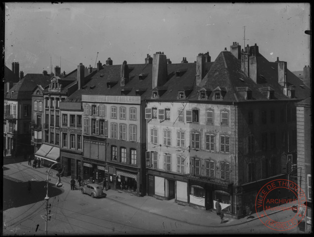 Place du Marché dans les années 1930. Commerces : Quincaillerie N. Schmit, faïences et porcelaines M. Palz