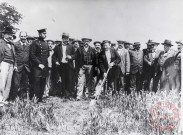 [Le démantèlement des fortifications de Thionville (1902-1903) - Le Maire Crauser donne le premier coup de pelle pour le démantèlement des fortifications. A droite, le banquier Zimmer]