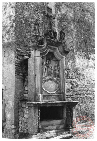 Bildstock situé rue Principale à Puttelange-lès-Thionville, à côté de l'école. Statues de Saint-Donat, Saint-Ferré, Saint-Quirin et Saint-Firmin. Partie haute de 1744 et partie basse (Christ au tombeau) du XVIe