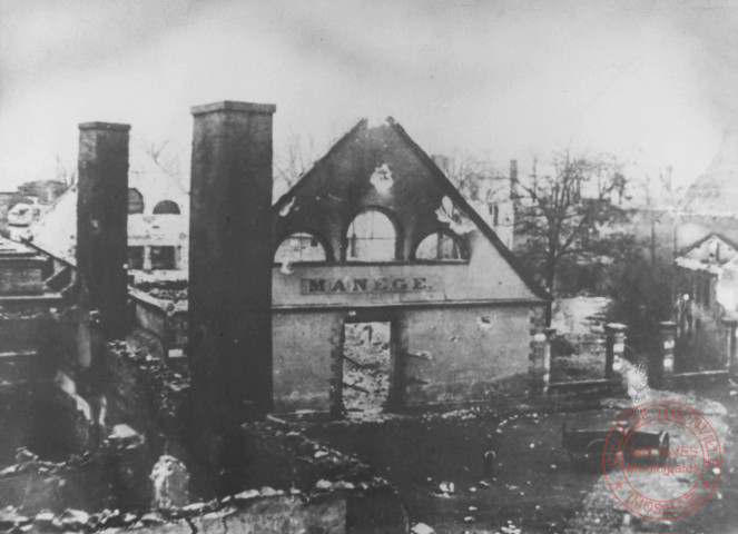 [Thionville après le bombardement - Ancien Manège à proximité de l'actuelle rue du Manège, Place Général Hugo et Temple Protestant]