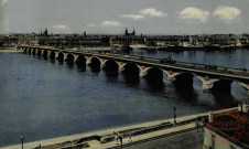 BORDEAUX( Gironde). Le Pont sur la Garonne. Panorama des Quais.