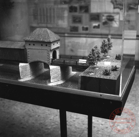 Exposition sur les fortifications à Thionville en 1970 par Georges Martig - Maquette du pont couvert