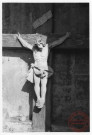 Christ en croix situé sous le porche à droite de l'entrée de la chapelle Saint-Pierre de Semming (commune de Rodemack)