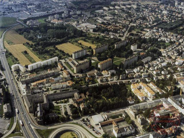Vue aérienne de Thionville - Quartier Beauregard - L'A31 à gauche, l'église et l'ancien hôpital de Beauregard au premier plan