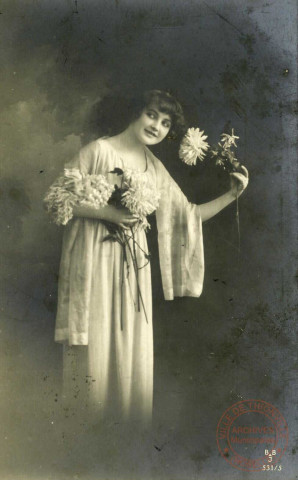 [Portrait d'une jeune femme tenant un bouquet de fleurs]