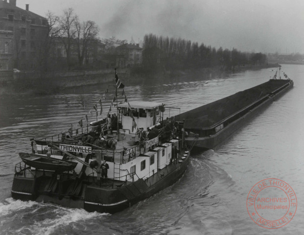 [Bateau pousseur "Thionville" sur la Moselle]