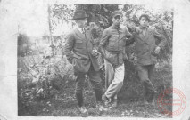 3 jeunes hommes prenant la pose