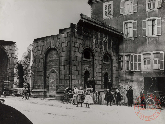 [Démolition de la porte du Pont de la Moselle en 1902]