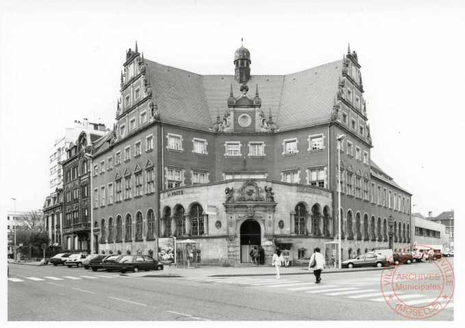 Façade de l'ancienne poste située à l'angle de la rue du Maréchal Joffre et de la rue de Strasbourg